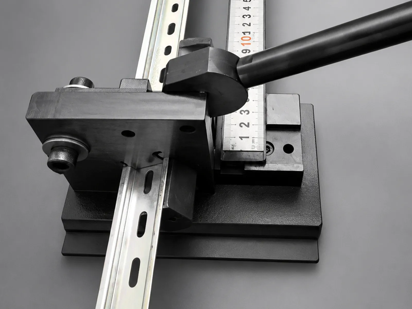 rail DIN cutter