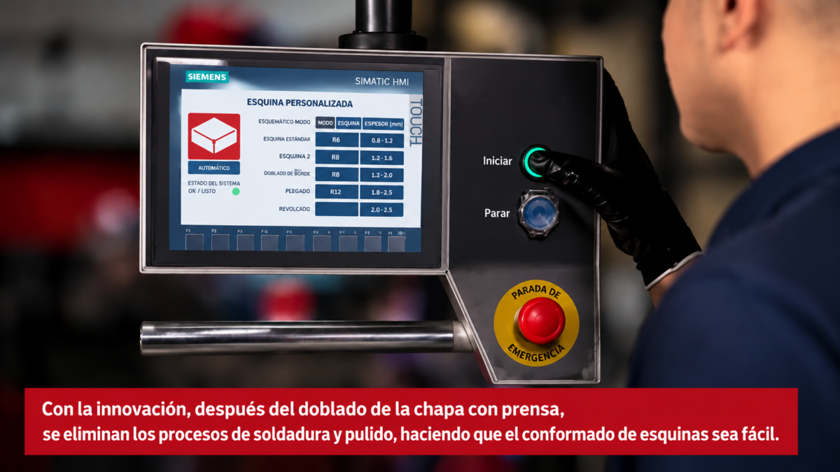 Operario iniciando el ciclo en el HMI de 7 pulgadas de la formadora de esquinas
