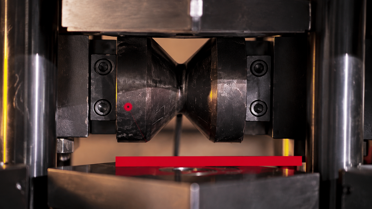 Primer plano del rodillo de formado de la máquina conformadora de esquinas